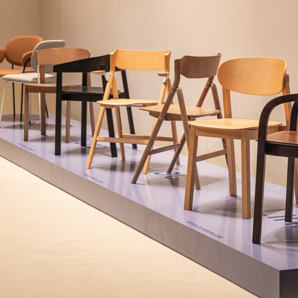 Chaises de restaurant et en bois